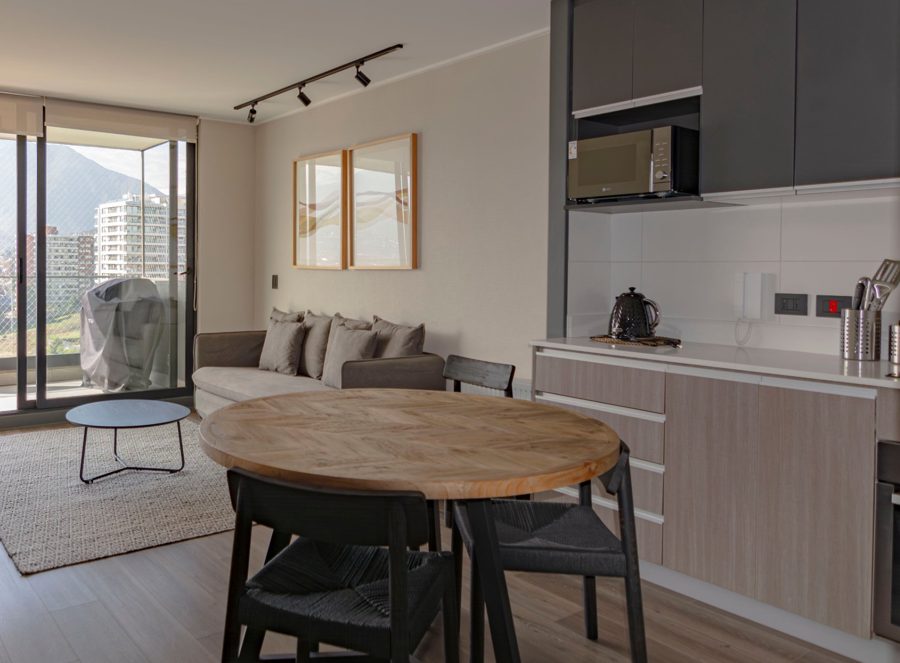 Sala, comedor y cocina del apartamento 804 en Torre Escalón