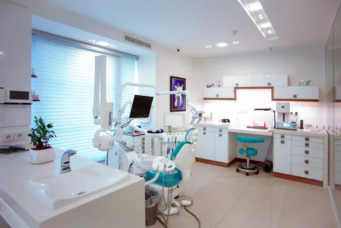 Consultorio dental moderno con sillón y equipo